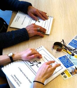 libd_montrouge_lecture_tactile image de mains lisant des dessins en relief