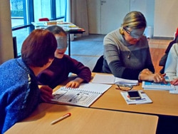 libd_montrouge_lecture_tactile image de mains lisant des dessins en relief